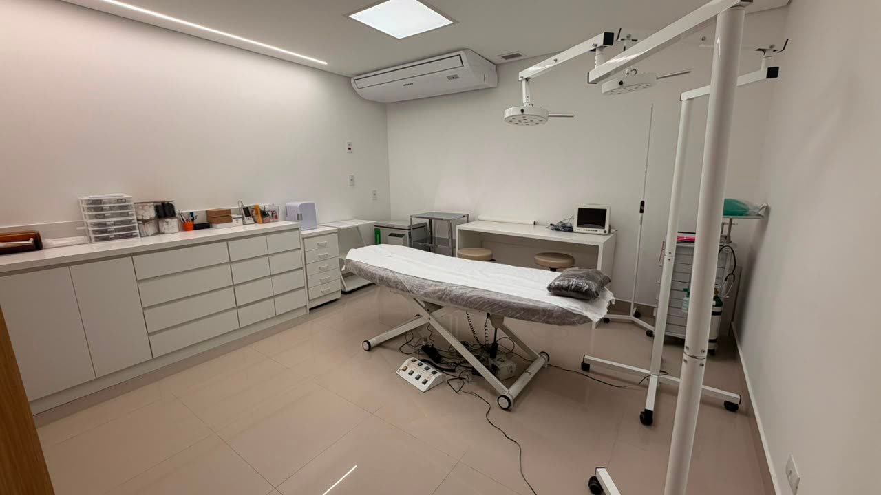 Sala de procedimentos equipada do Instituto Emagrece Mais